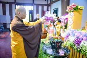 Lan Hồ Điệp Mùa Vu Lan – Dâng Cúng Chùa, Gửi Gắm Lòng Hiếu Đạo phat dan